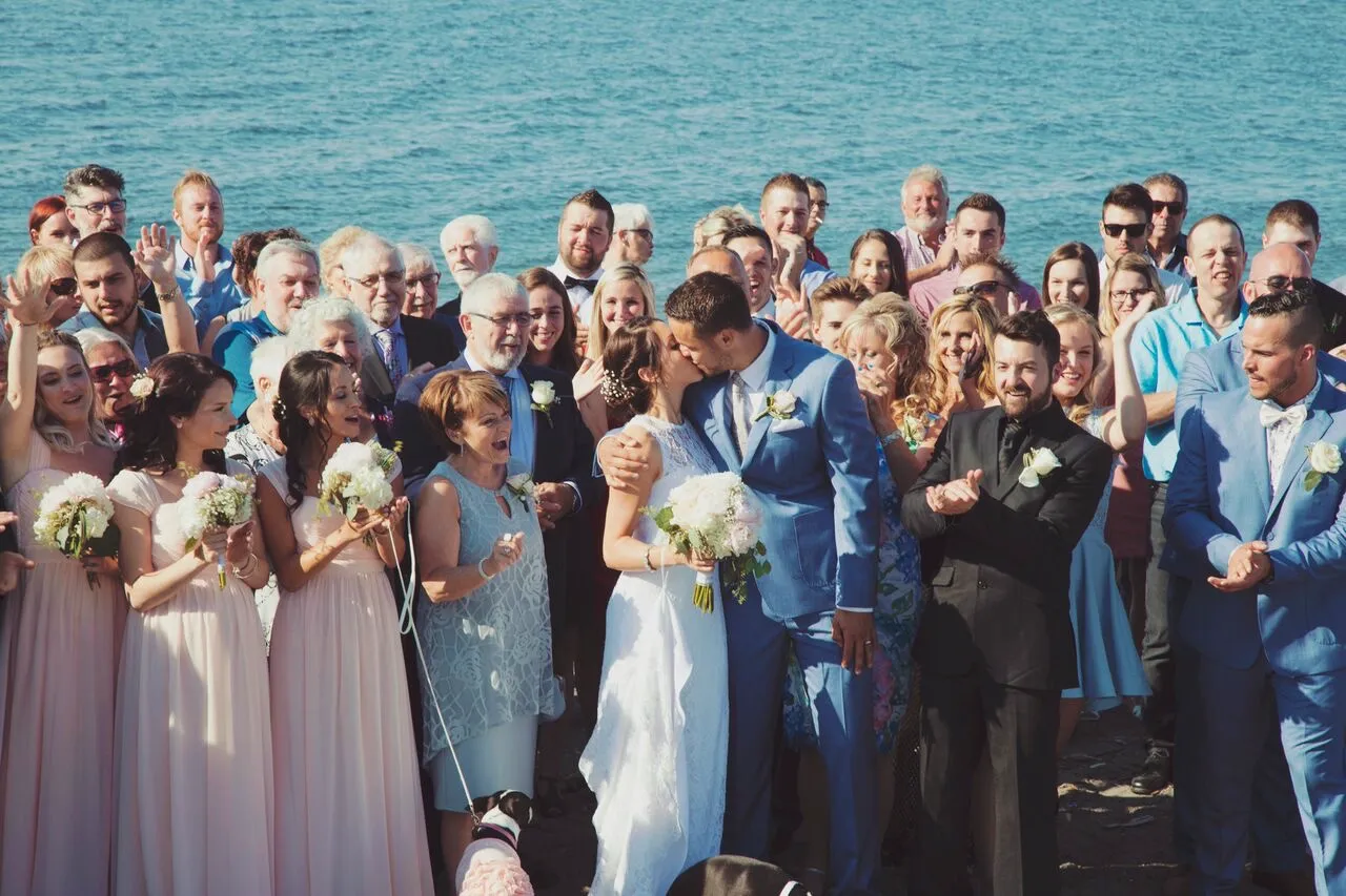 Cérémonie de mariage élégante au bord de l'eau